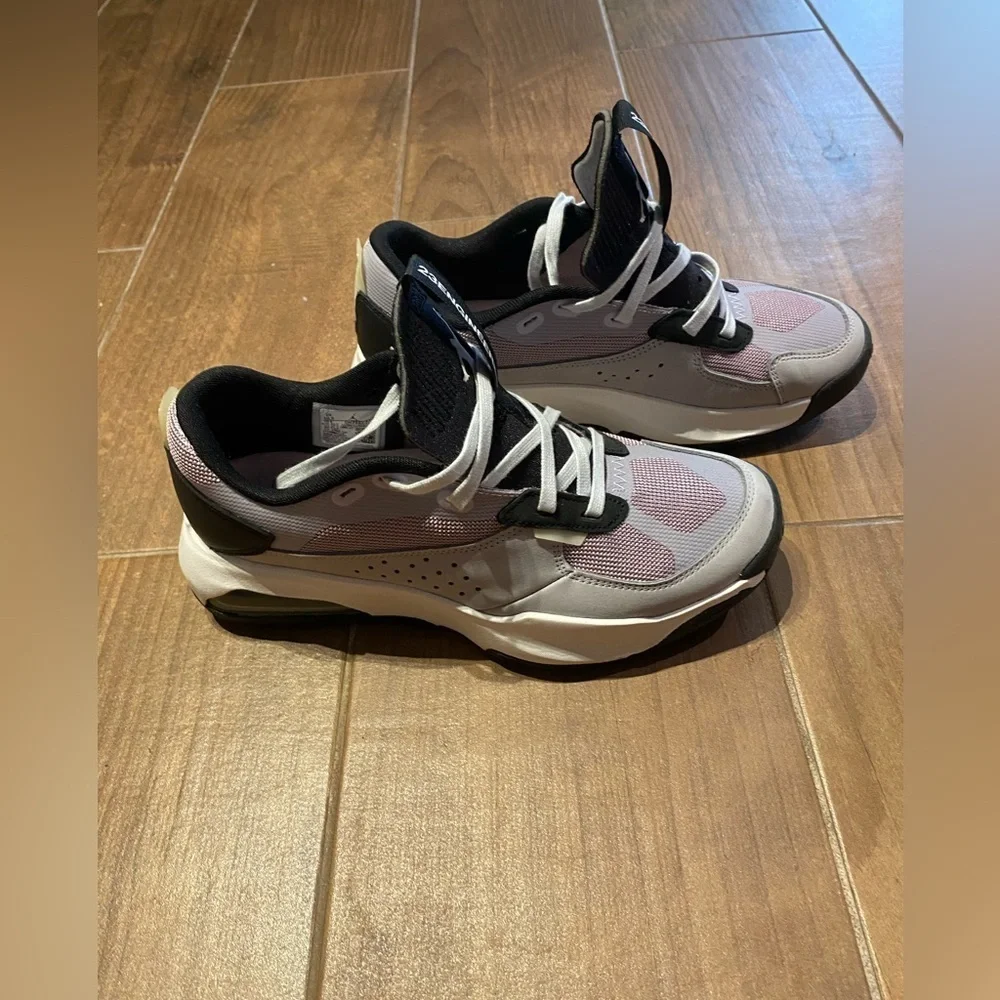 *Like New* Jordan Air 200E Women’s Size 10